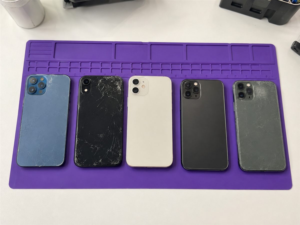 Rachat de téléphones d'occasion et cassés : estimation sur le tapis de l'atelier