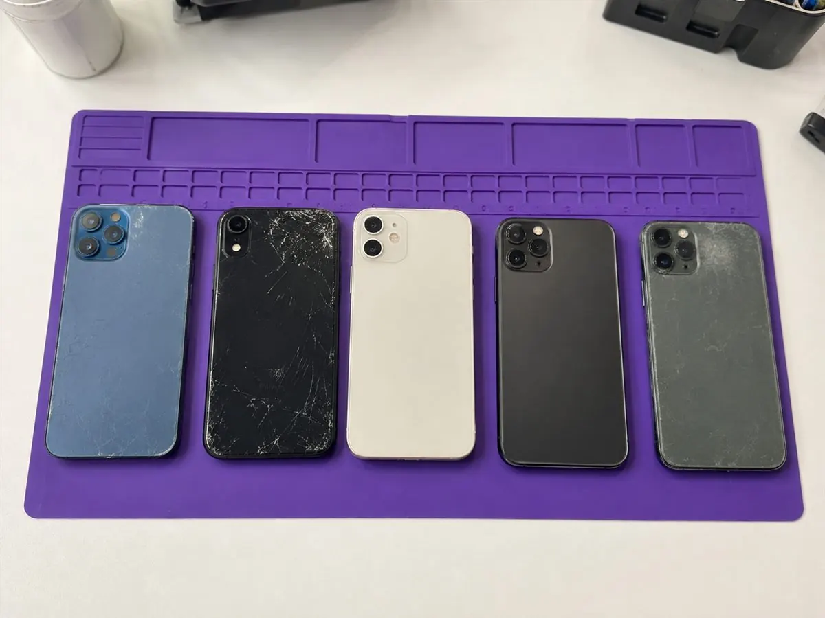 Rachat de téléphones d'occasion et cassés : estimation sur le tapis de l'atelier